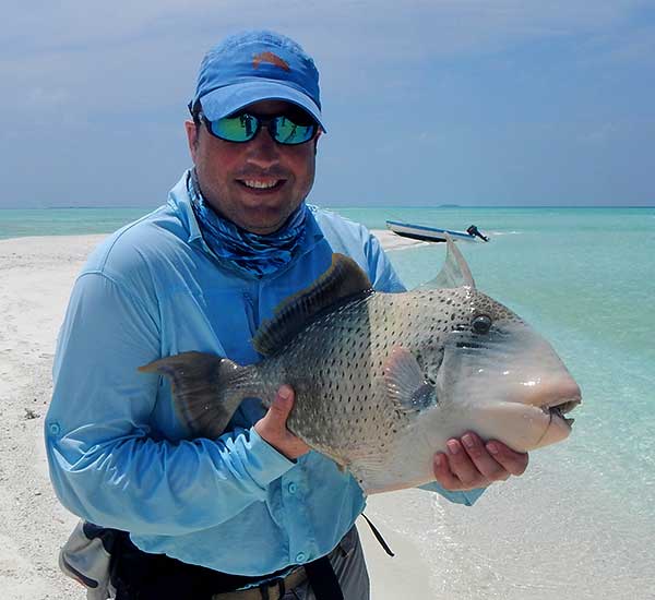 Stefan freut sich über seinenzweiten Triggerfish, den er mit der Fliegenrute fing